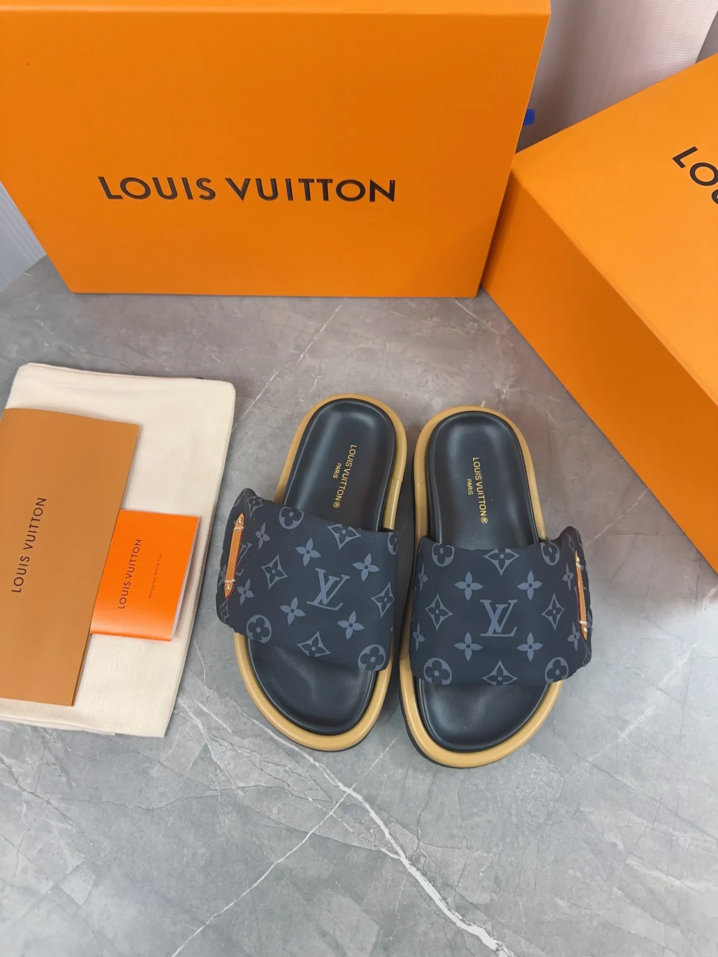 👟👟Ex-factory price 360👟👟 Women's Shoes Women's Clothing LV Donkey Brand L Home 2023 Hot Style Embossed Logo Embossed Sandals This Pool Pillow Comfort flat sandals are made of technical fabrics and use high-frequency embossing technology to reinterpret the Monogram pattern. Soft padded upper with adjustable Velcro, comfortable and tough insole adds harmonious color ▪️Fabric: Original customized technical fabric ▪️Lining: soft sheepskin lining ▪️Sole: Original open-molded rubber foam outsole Color: sky blue. Yellow. Black ▪️Size: 35-45